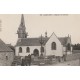 29 LOCQUIREC. Fidèles entrant à l'Eglise et le Calvaire