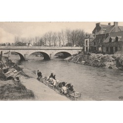 50 PONTORSON. Lavandières près du Pont sur le Couesnon