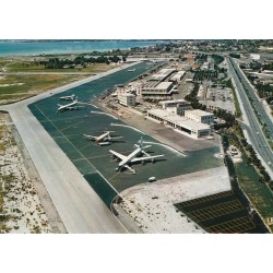 06 NICE. L'Aéroport avec avions et tarmac vue prise vers Cagnes et Antibes