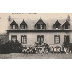 50 COUTAINVILLE. La Maison Bleue avec Ronde de Fillettes 1915
