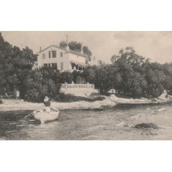 83 SAINT-RAPHAËL. Oustalet d'où Capelan avec Pêcheur sur barque vers 1908