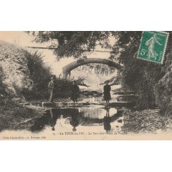 38 LA TOUR-DU-PIN. La Bourbre Pont de Praille animation 1911