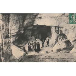 38 SASSENAGE. Visiteurs à l'Entrée des Cuves 1913