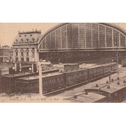 33 BORDEAUX. Trains et le Hall en Gare du Midi