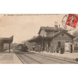 92 GARCHES. Les Quais de la Gare au passage d'un Train 1908