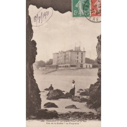 29 MORGAT. Le Grand Hôtel de la Mer vue de la Grotte "La Baignoire" 1921
