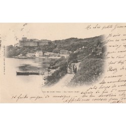 83 ILE DE PORT CROS. Le vieux Port avec promeneurs 1901