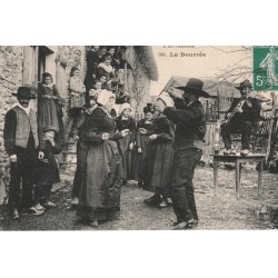 régions L'AUVERGNE. La Bourrée avec musicien 1910