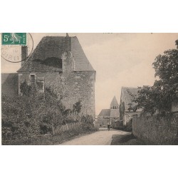 41 TROO. Vieux Manoir et Eglise 1910 petite animation