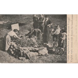CIMETIERES MILITAIRES 1914-18. Tombe anglaise fleurie par des paysans Français