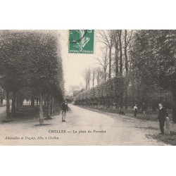 77 CHELLES. Promeneurs sur la Place du Poncelet vers 1907