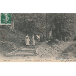 78 CHEVREUSE. Escalier de la Madeleine bien animé 1917