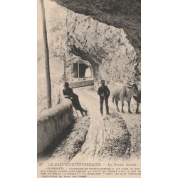 26 LES GRANDS GOULETS. Paysan et ses 2 boeufs dans les Tunnels 1920
