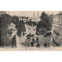 64 PAU. Attelages devant le Palais d'Hiver à l'Entrée du Parc Beaumont 1924