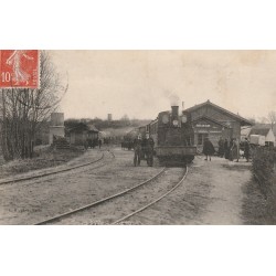 45 CHATILLON COLIGNY. La Gare animée avec train et locomotive 1917