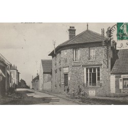 78 LA QUEUE-LES-YVELINES. Facteurs à vélo et à pied devant le Bureau de Poste 1913