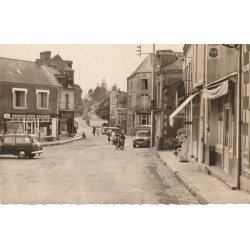 53 VILLAINES LA JUHEL. Place des Halles Peugeot 403 Quincaillerie Boulard