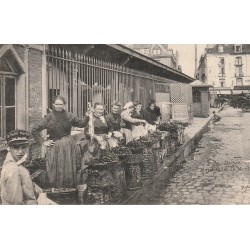 76 DIEPPE. Marchandes de Moules et jeune livreur de journaux