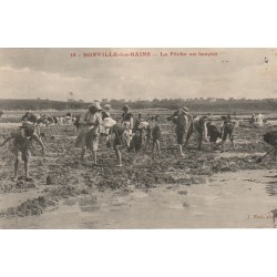 50 DONVILLE-LES-BAINS. La Pêche au lançon dans le sable 1914