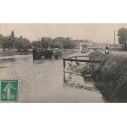 95 SAINT-OUEN-L'AUMONE. Lavandières et Péniches avec vue sur Pontoise vers 1910