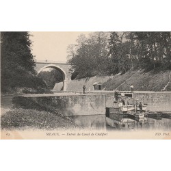 77 MEAUX. Eclusiers et Péniche à l'entrée du Canal de Chalifert