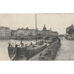 53 CHATEAU-GONTIER. Quai du Jardin anglais avec Péniche et marins 1905