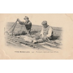 13 MARSEILLE. Pêcheurs réparant leurs filets vers 1900