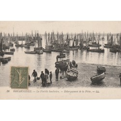 29 DOUARNENEZ. La Flottille Sardinière débarquement de la Pêche 1914