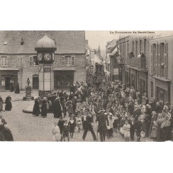 29 DOUARNENEZ. Procession du Sacré-Coeur Place de la Croix avec Brigadier en tête 1905