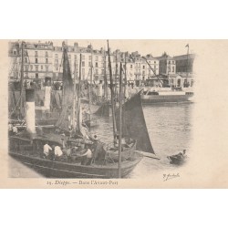 76 DIEPPE. Bateaux de Pêcheurs dans l'Avant-Port