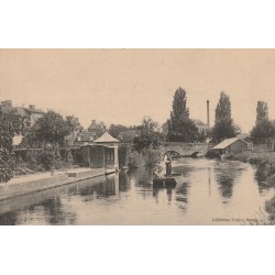 27 SERQUIGNY. Pêcheurs en barque sur les bords de la Charentonne