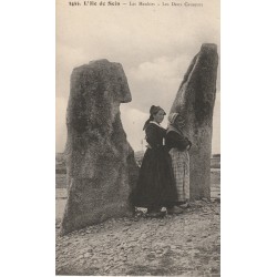 29 L'ILE DE SEIN. Les Menhirs les Deux Causeurs