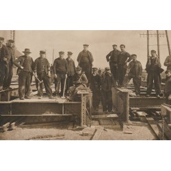 Métiers OUVRIERS ARTISANS CHEMINOTS. Pose de rails pour les Chemins de fer sur un Pont métallique