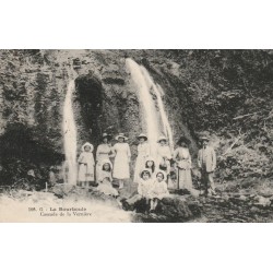 63 LA BOURBOULE. Cascade de la Vernière bien animée 1919