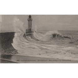 17 ILE D'OLERON. Le Phare par gros temps à la Cotinière 1924