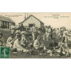 56 CAMP DE COETQUIDAM. Une bonne Soupe sur l'Herbe 1908 Militaires