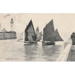 76 LE TREPORT. Arrivée des barques de Pêcheurs à l'Entrée du Port 1911