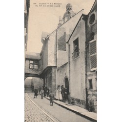 41 BLOIS. Maison où est né Denis Papin bien animée