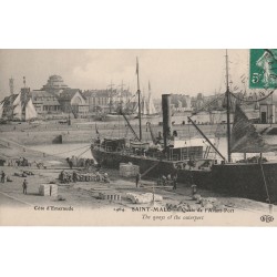 35 SAINT-MALO. Chargement marchandises sur un navire Quais Avant-Port 1910