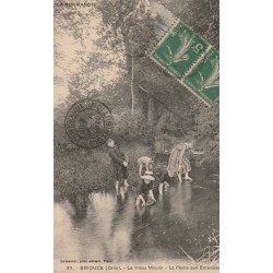 61 BRIOUZE. La Pêche aux Ecrevisses près du Vieux Moulin 1920