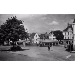 56 PLOERMEL. Gare Routière Place de Lamennais 1955