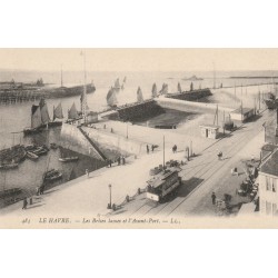 76 LE HAVRE. Les brises lames et barques de Pêche dans l'Avant-Port