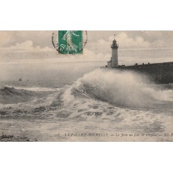 17 LA PALLICE-ROCHELLE. Phare sur la Jetée jour de tempête 1915