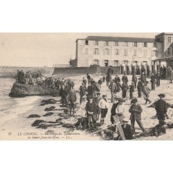 2 cpa 44 LE CROISIC. Plage Sanatorium de Saint-Jean-de-Dieu et la Poissonnerie