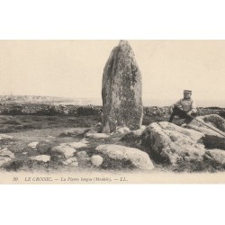 44 LE CROISIC. Menhir la Pierre longue avec personnage