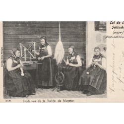 68 COL DE LA SCHLUCHT. Tisseuses en Costumes de la Vallée de Munster vers 1900