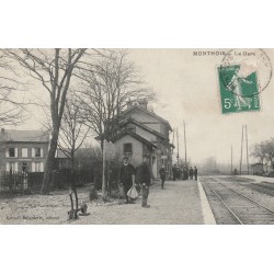 08 MONTHOIS. La Gare et le "Café de la Gare"