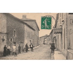 16 BENEST. Cycliste devant une Boucherie sur Grande Rue 1912