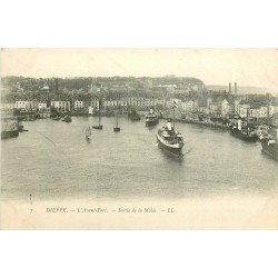 76 DIEPPE. Sortie de la Malle dans l'Avant-Port