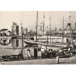 17 LA ROCHELLE. Bateaux de Pêcheurs dans le Port